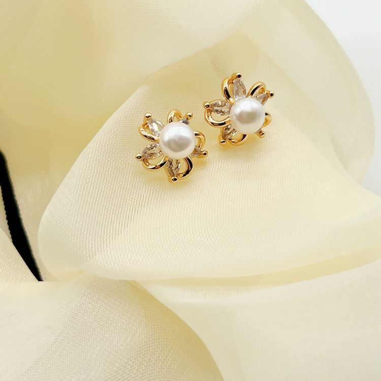 Flower Pearl Stud Earrings